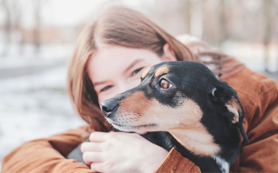 Blog_Podcast_Hund_Welpen_Koerpersprache_Hundetraining Hund mit einem Menschen. Körpersprache des Hundes.