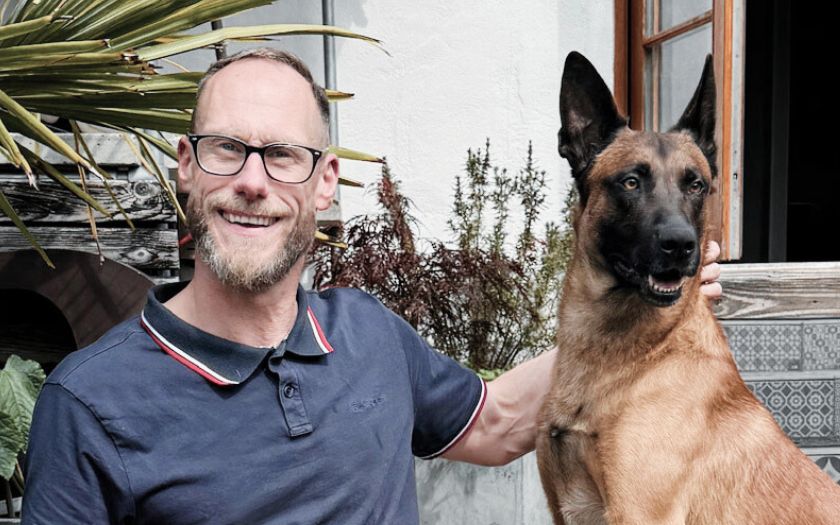 Polizeioberkommissar Matthias Vogt mit seinem Polizeihund Clint